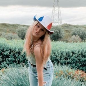 Meet your Posher, Ila